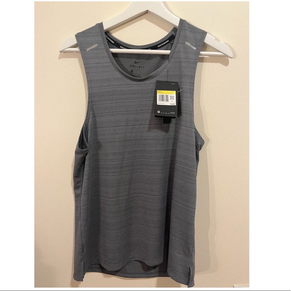 NWT!! MENS S Nike Top